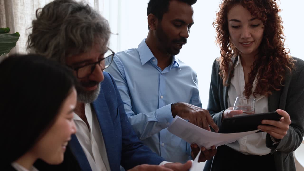 personas de negocios multigeneracionales que trabajan dentro de la oficina del banco