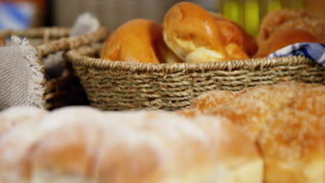 varios panes en la sección de panadería