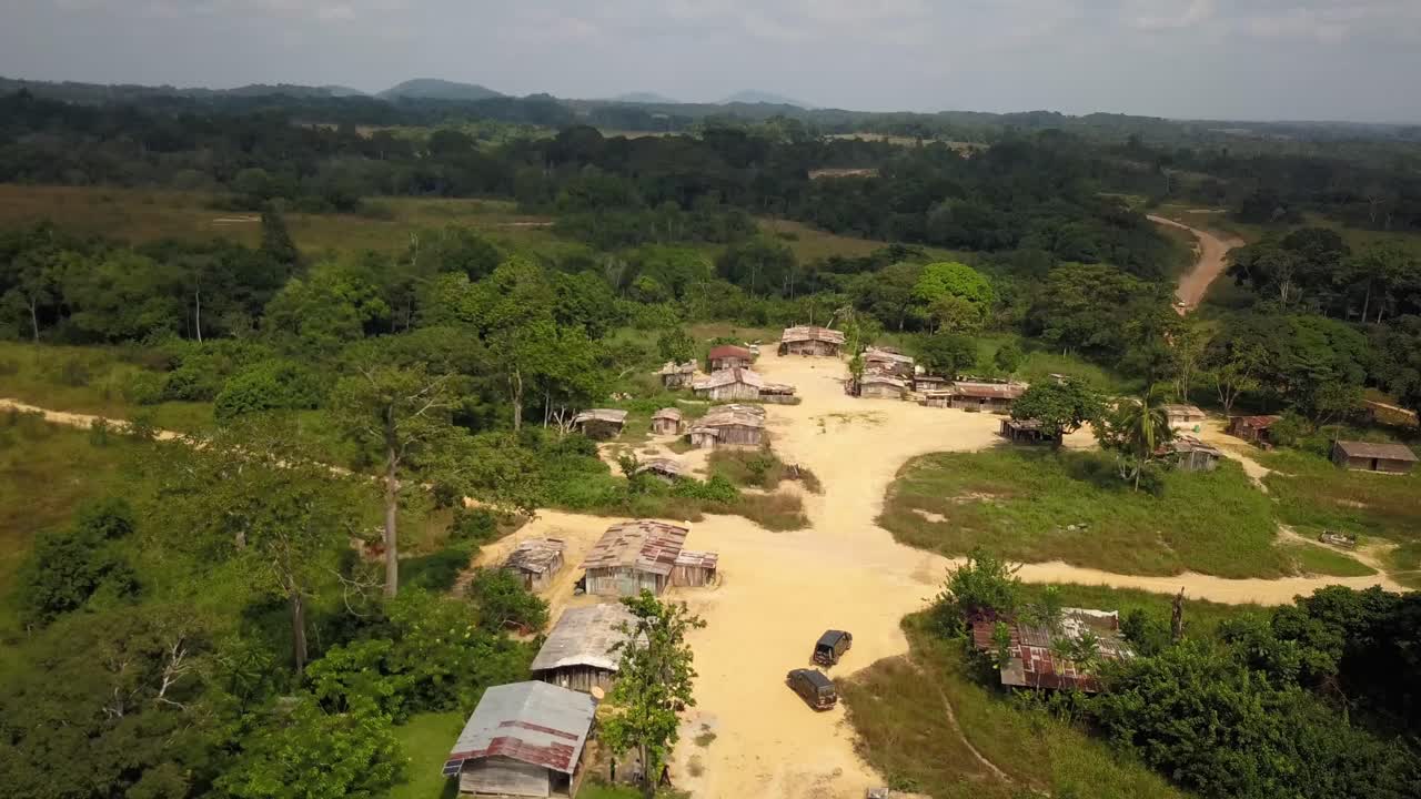 vista de drones de un pequeño pueblo con chozas en la selva tropical de gabón, áfrica