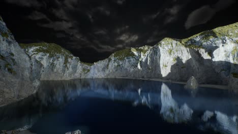 fiordo con nubes oscuras de tormenta