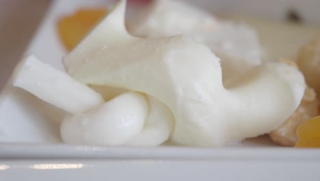 primer plano de queso blanco esparcido en un plato