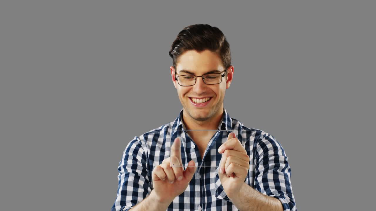 hombre sonriente usando una tableta digital futurista