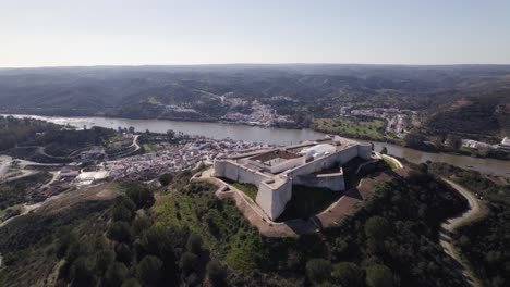 sanlucar de guadiana가 내려다 보이는 언덕 꼭대기 요새; 공중선