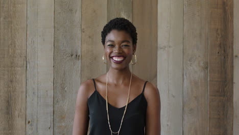 retrato de una joven independiente afroamericana hermosa sonrisa mirando a la cámara confiada mujer negra ambiciosa a la moda