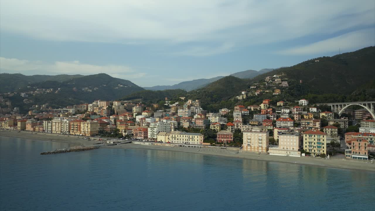 이탈리아 해안에 있는 화려한 마을인 리구리아의 바라제 (varazze) 의 놀라운 공중  ⁇ 도 풍경. 평온한 물과 산악 배경