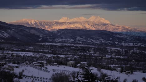 Vista-Del-Parque-Nacional-Gran-Sasso-Bajo-La-Nieve-Desde-Guardiagrele,-Abruzzo,-Italia