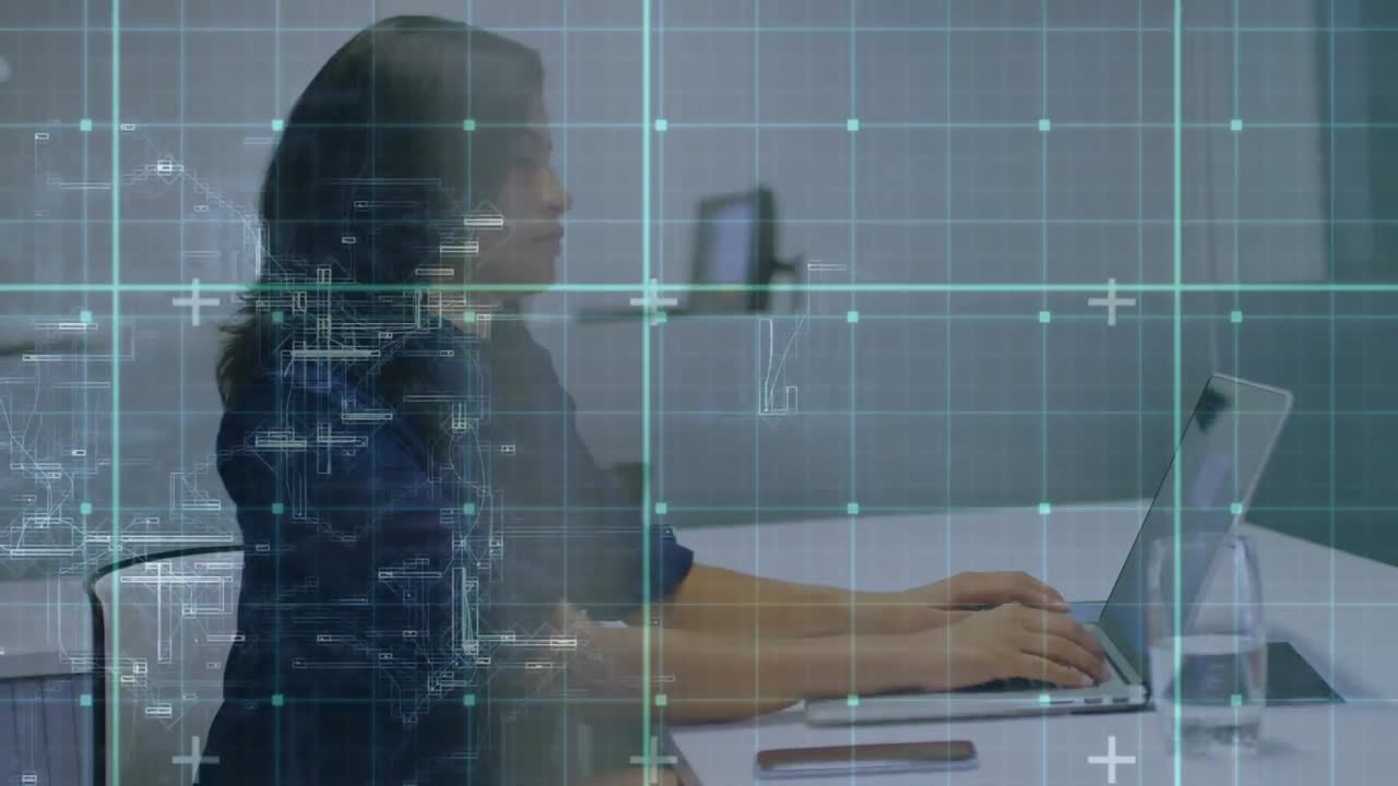 animación del procesamiento de datos sobre una mujer usando una computadora portátil