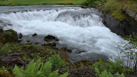 Gebirgsflusswasser-Mit-Zeitlupennahaufnahme