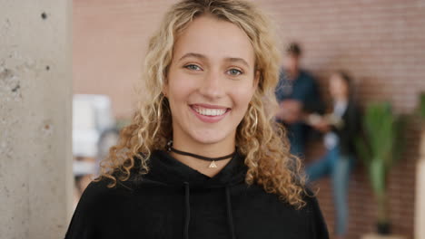 Retrato-De-Una-Feliz-Joven-Rubia-Estudiante-Sonriendo-Alegre-Disfrutando-De-Un-Exitoso-Estilo-De-Vida-Universitario