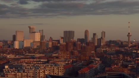 gros plan de la ligne d'horizon de rotterdam, pays-bas au coucher du soleil par une journée d'hiver ensoleillée