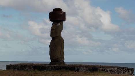 Ein-Zeitraffer-Von-Wolken,-Die-Sich-Hinter-Einer-Osterinselstatue-Bewegen