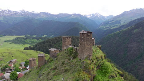 toma de drones de la fortaleza de keselo en el alto omalo tusheti georgia