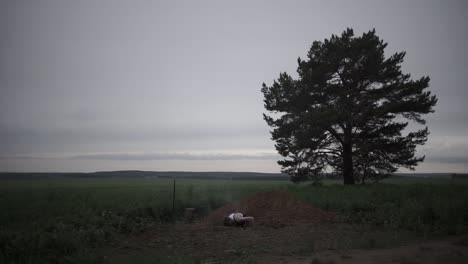 una persona cavando una tumba en un campo