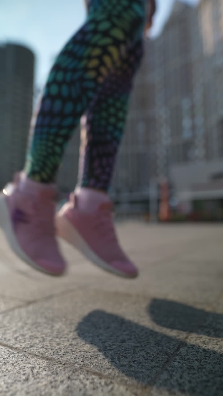 mujer saltando la cuerda al aire libre