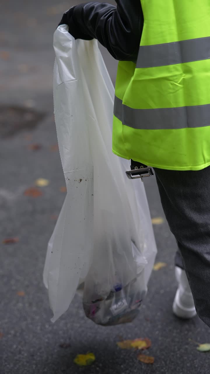 limpiador de calles recogiendo basura