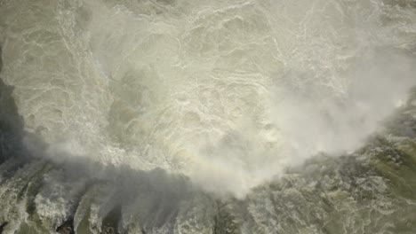 poderosa cascada desde arriba