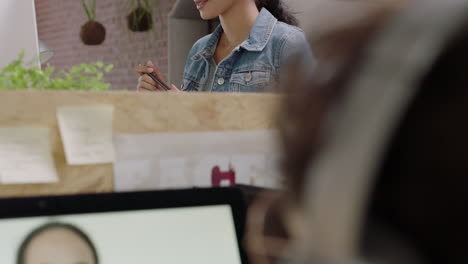 mujer de negocios caucásica usando video chat en la pantalla de la computadora gerente corporativo haciendo lluvia de ideas compartiendo ideas de desarrollo discutiendo la comunicación en línea en la oficina llamada de conferencia