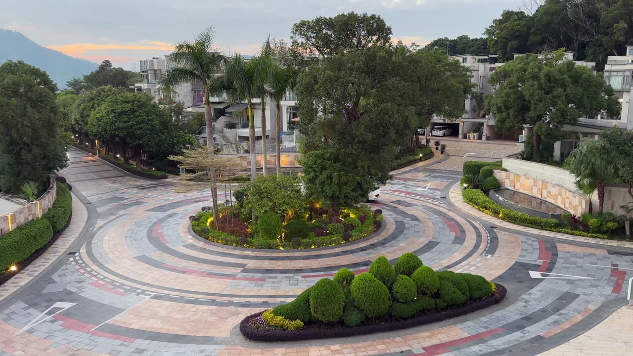 autobús de traslado conduciendo dentro de una rica comunidad cerrada con lujosas casas de villa