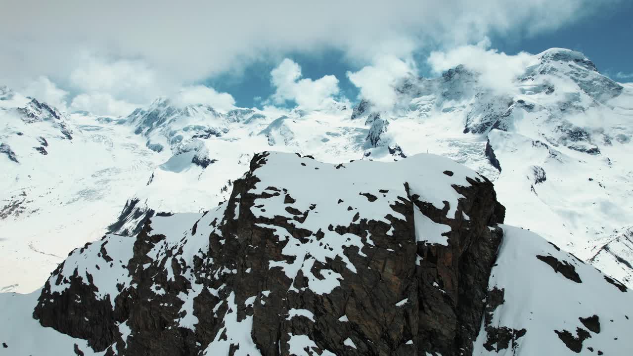 스위스 제르마트 (zermatt) 에서 빙하와 함께 눈으로 인 산꼭대기 위로 4k 드론이 날아갑니다.