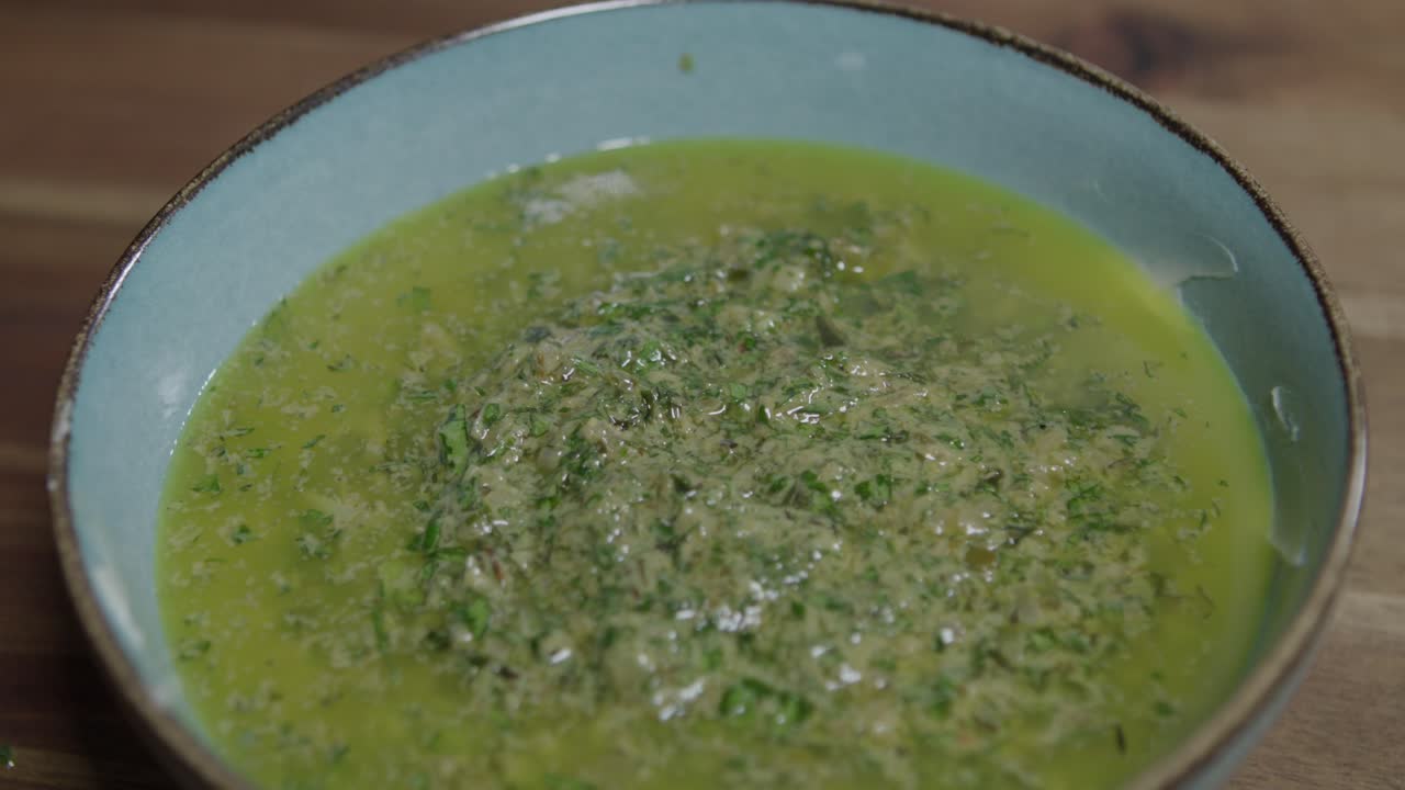 Una deliziosa salsa Café de Paris è pronta per essere servita.