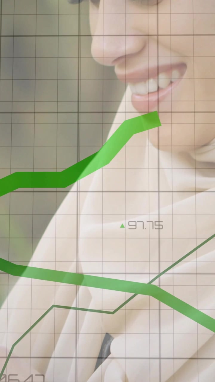 Wanita menggunakan ponsel, jempol mengetuk layar, memulai overlay grafik hijau dan tersenyum, melacak saham.