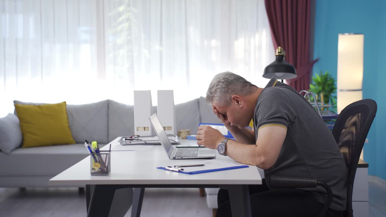 홈 오피스 직원 노트북에서 스트레스를 받는 남자