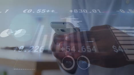 animación de múltiples gráficos, signos de moneda y números sobre hombre afroamericano usando teléfono celular