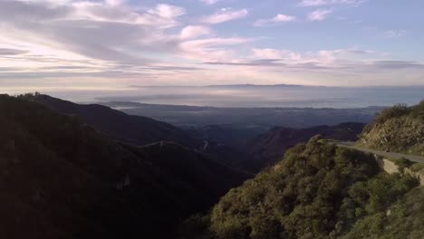 Colinas-Forestales-Y-Caminos-Sobre-Santa-Bárbara-Al-Amanecer,-Aumento-Lento-De-Drones