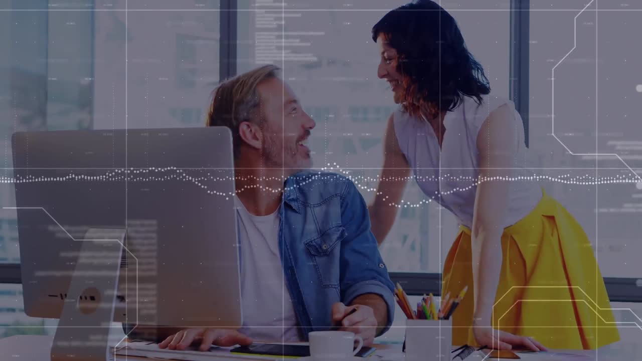 animación de procesamiento de datos sobre hombre y mujer caucásicos discutiendo en una computadora en la oficina
