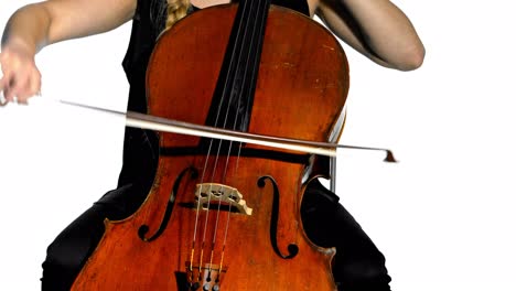 un primer plano de un músico tocando el violonchelo