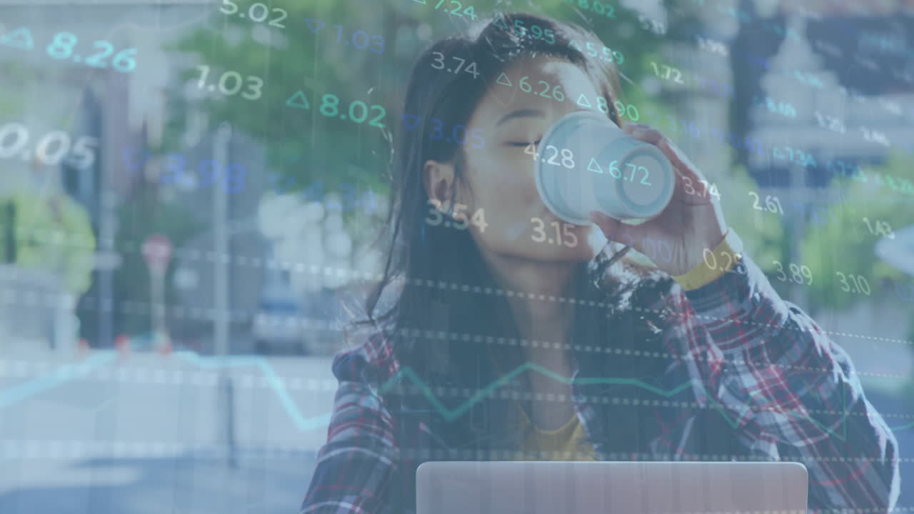 이동 중인 노트북을 가진 아시아 여성에 대한 금융 데이터 처리 애니메이션