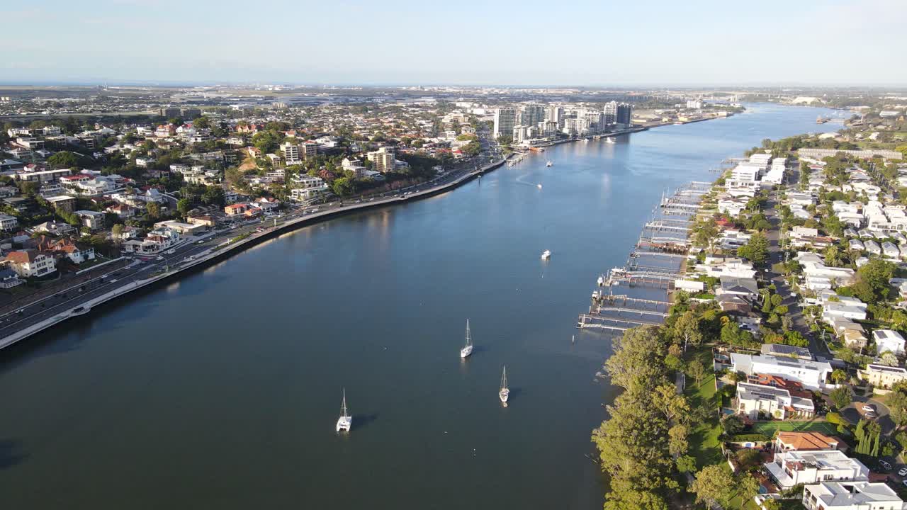 해밀턴의 킹스포드 스미스 드라이브와 호주 qld의 불림바 해안가 주택 사이의 브리즈번 강