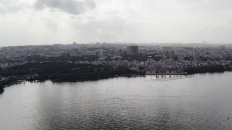 Toma-Aérea-De-Un-Lago-Artificial-Que-Contiene-Agua-Alimentada-Perennemente-Por-Canales-Del-Río-Musi