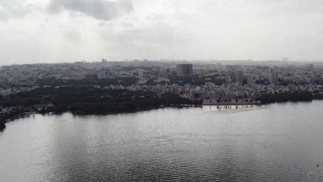 fotografía aérea de un lago artificial que contiene agua alimentada perennemente por canales del río musi