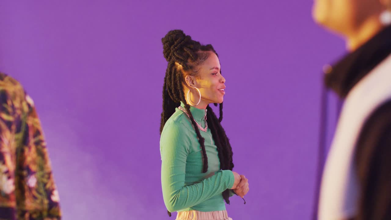 diferentes bailarines felices hablando en un estudio de baile, en cámara lenta.