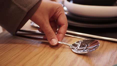 un primer plano de platos de plata en una mesa de madera