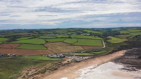 Luftdrohnen-Flyover-Strand-Und-Felsen-In-Der-Widemouth-Bucht-Im-Norden-Von-Cornwall