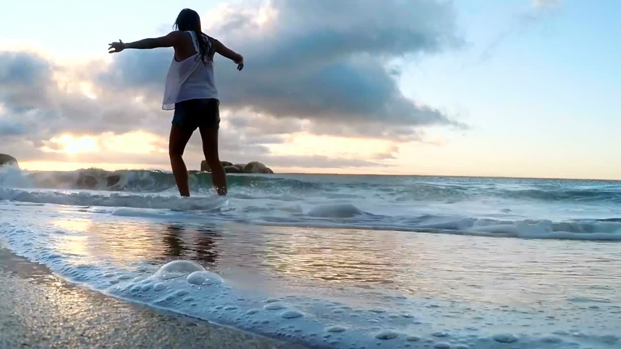mujer jugando en la playa