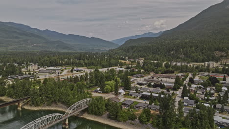 Revelstoke-Bc-Canada-Drone-V2-Aéreo-Sobrevolando-El-Río-Columbia-Capturando-Un-Paisaje-Urbano-Pintoresco,-Cruces-De-Puentes,-Ruta-De-La-Autopista-Y-Un-Paisaje-Montañoso-Boscoso---Filmado-Con-Mavic-3-Pro-Cine---Julio-De-2023