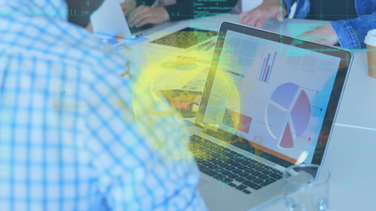 animación de un globo amarillo brillante girando sobre un hombre de negocios afroamericano usando una computadora portátil