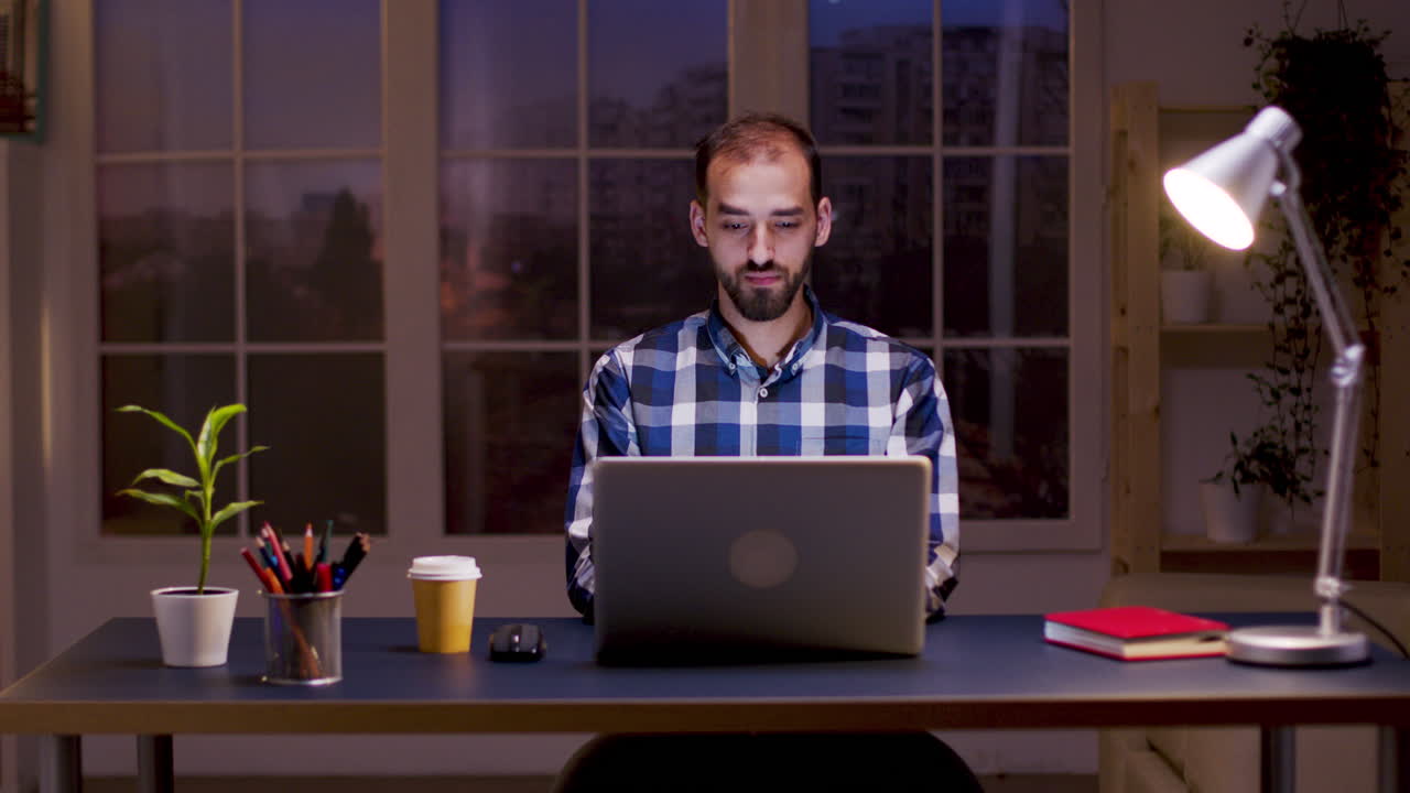 hombre trabajando en una computadora portátil en el escritorio