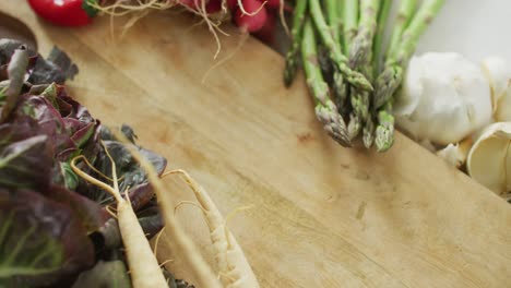 video de verduras frescas con espacio de copia sobre un fondo de madera