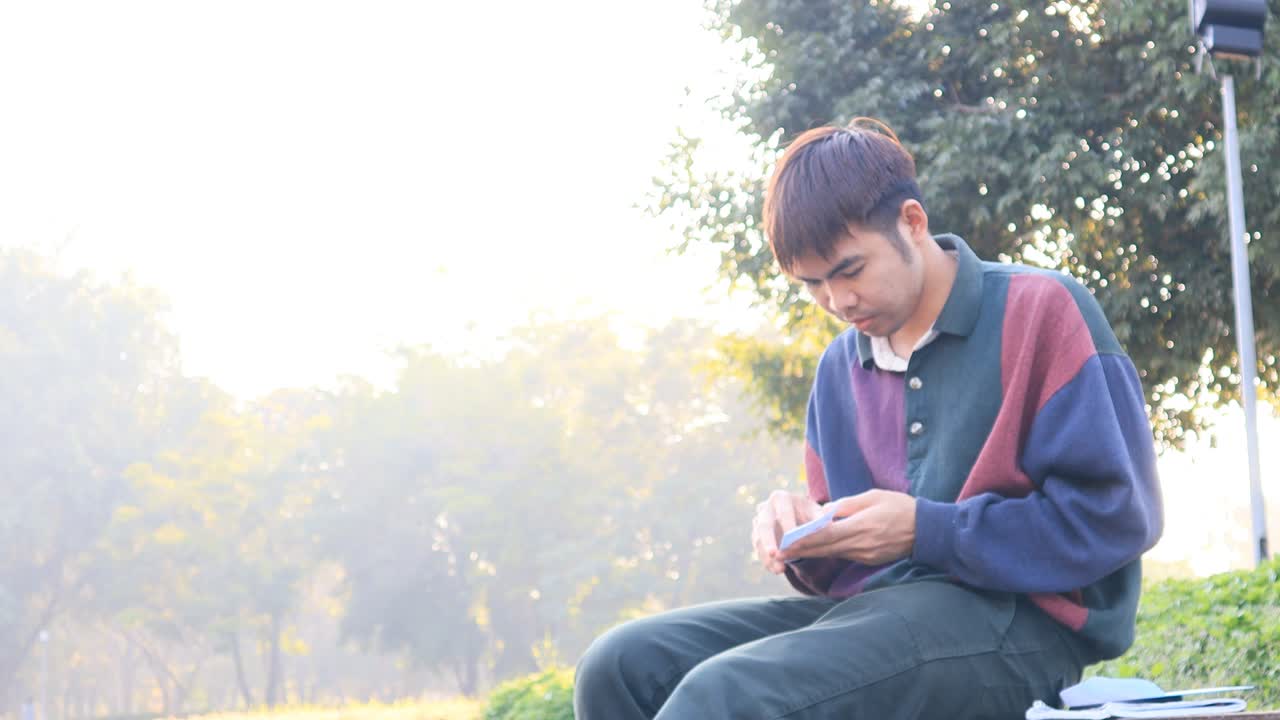 수은 자기 자신에 대한 자부심으로 봉투를 열고 읽습니다.