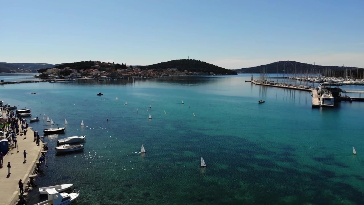 Video drone di un campionato di barche a vela radiocomandate a Rogoznica, Croazia