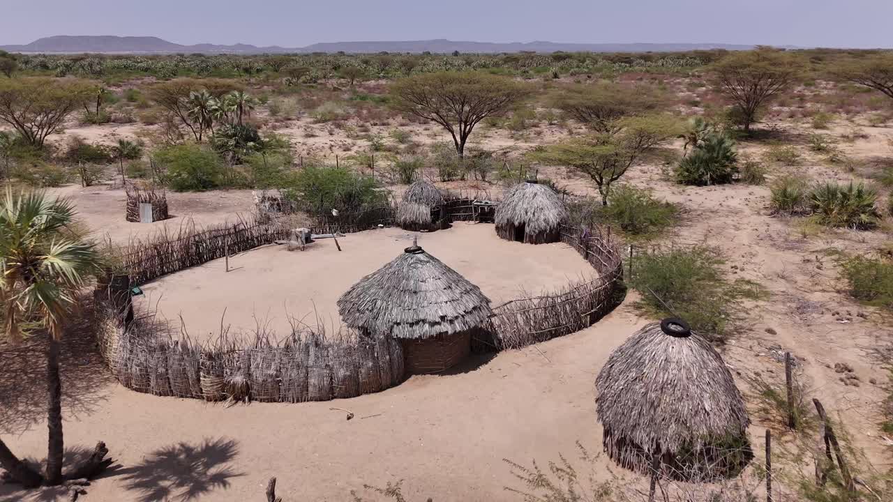 드론이 케냐 사막의 고립된 오두막 위에 내려오고 있다.