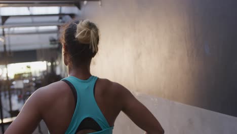 entrenamiento cruzado en un gimnasio