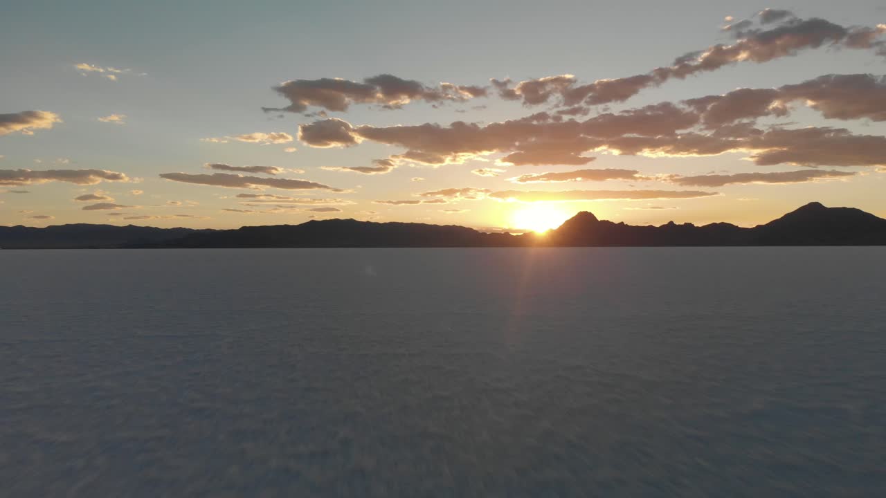 hermosa puesta de sol en las salinas de bonneville en utah