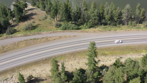 Die-Malerische-Route:-Eine-Drohne-Erfasst-Den-Highway-97-Am-Ufer-Des-Williams-Lake