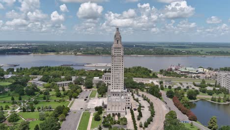 Luftaufnahme-Des-Gebäudes-Der-Hauptstadt-Des-Bundesstaates-Louisiana-Und-Der-Umgebung-In-Baton-Rouge,-Louisiana