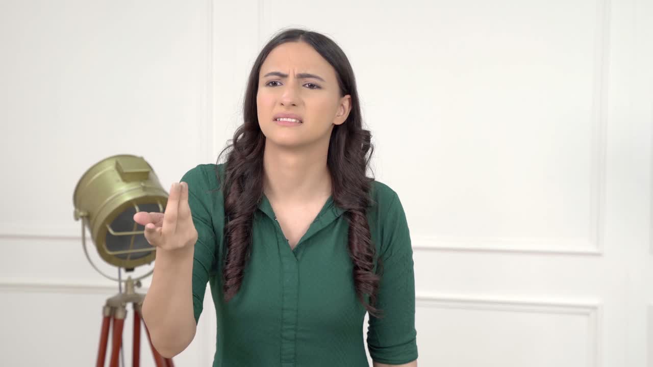 mujer india decepcionada por alguien